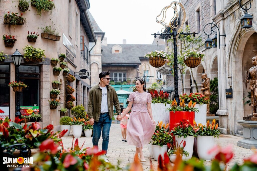 Cặp đôi tay trong tay dạo bước trong Làng Pháp Bà Nà Hills, tận hưởng không gian châu Âu cổ kính mùa Valentine.