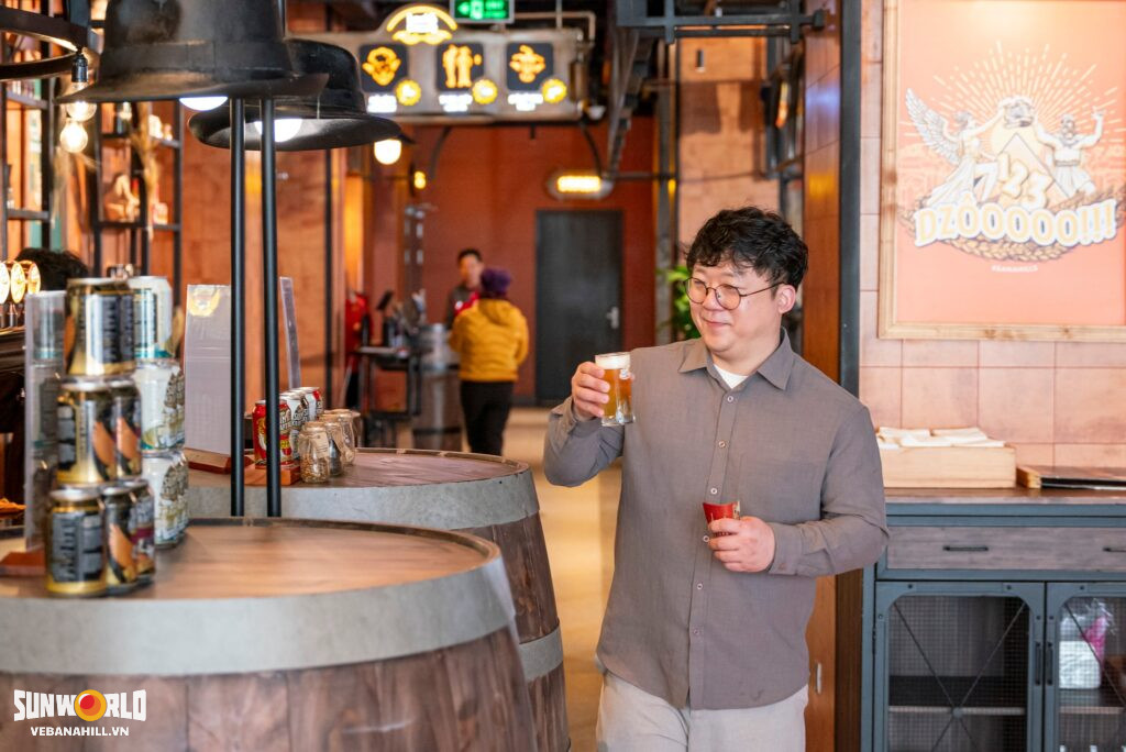 Không gian Beer Station tại Bà Nà Hills với phong cách châu Âu cổ điển.