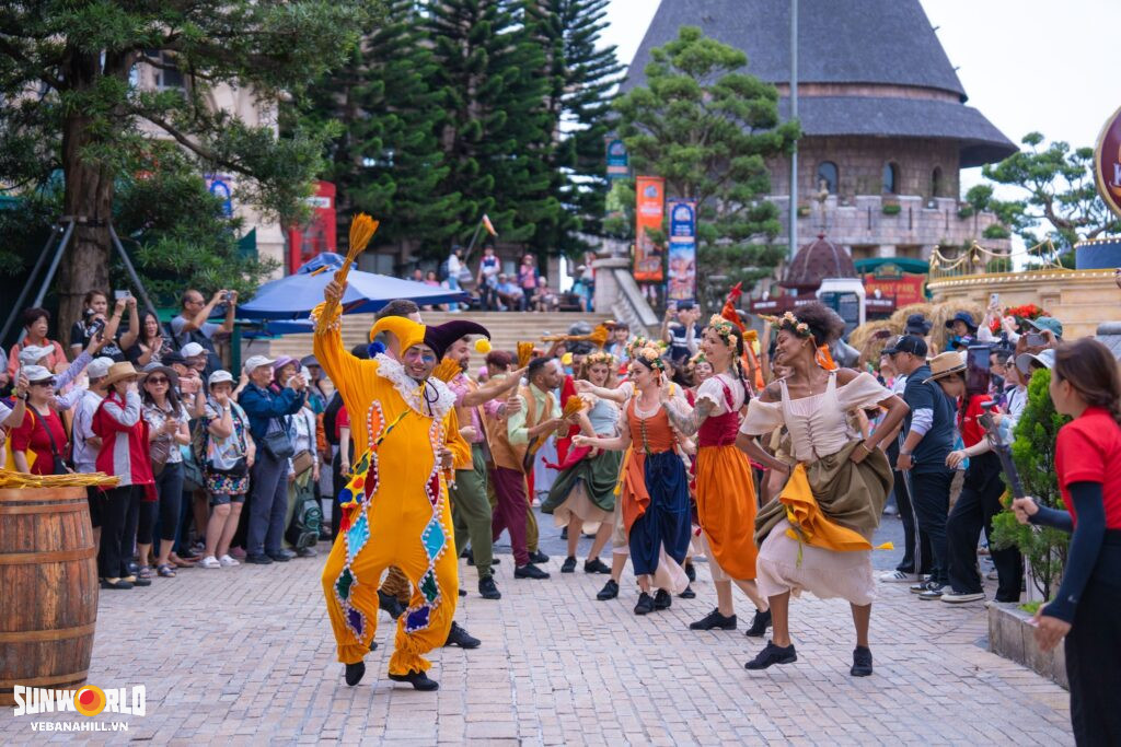 Màn biểu diễn nghệ thuật tại Bà Nà Hills với vũ công truyền thống và đông đảo du khách.