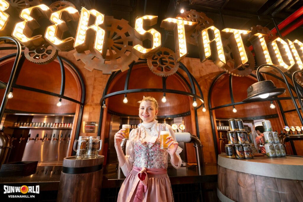 Du khách tham quan và trải nghiệm quy trình nấu bia tại xưởng bia thủ công Bana Brew House.