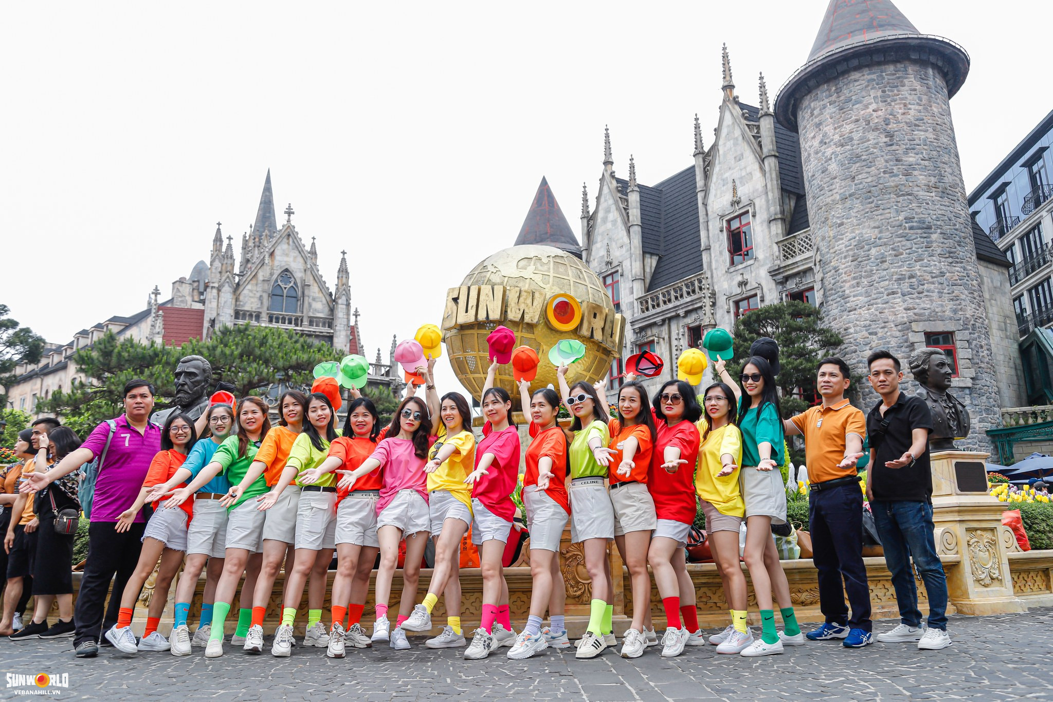 Du khách tham gia tour Bà Nà Hill check-in tại biểu tượng Sun World