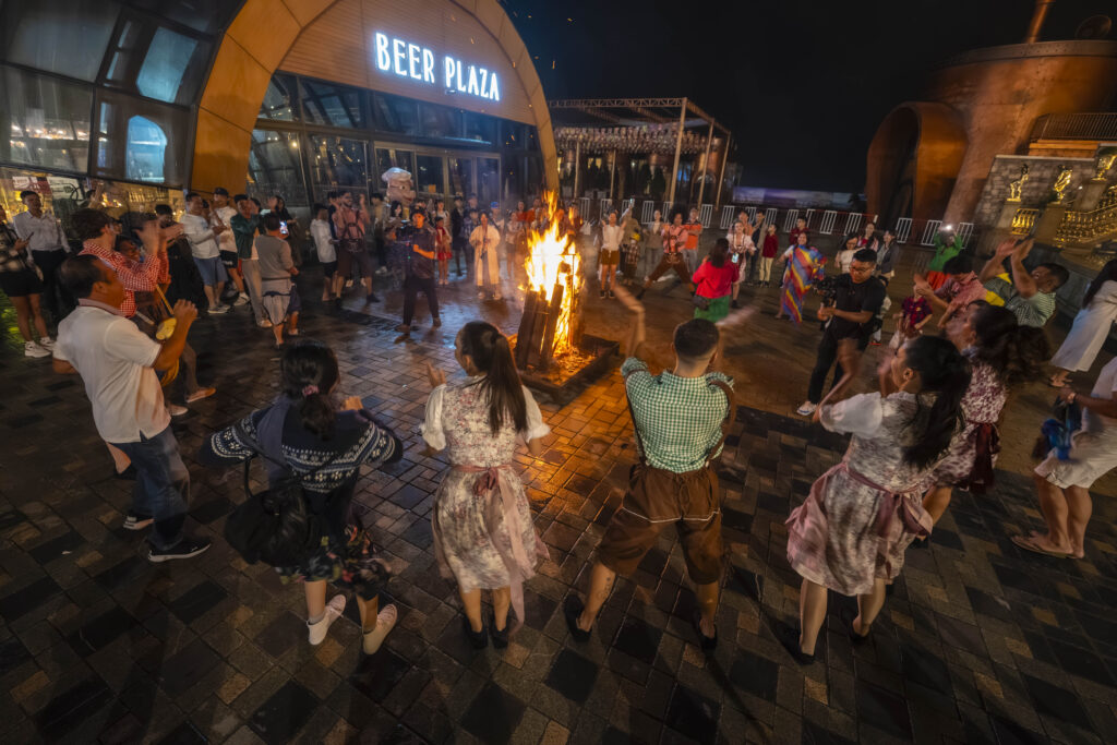 Khung cảnh nhộn nhịp trước Beer Plaza