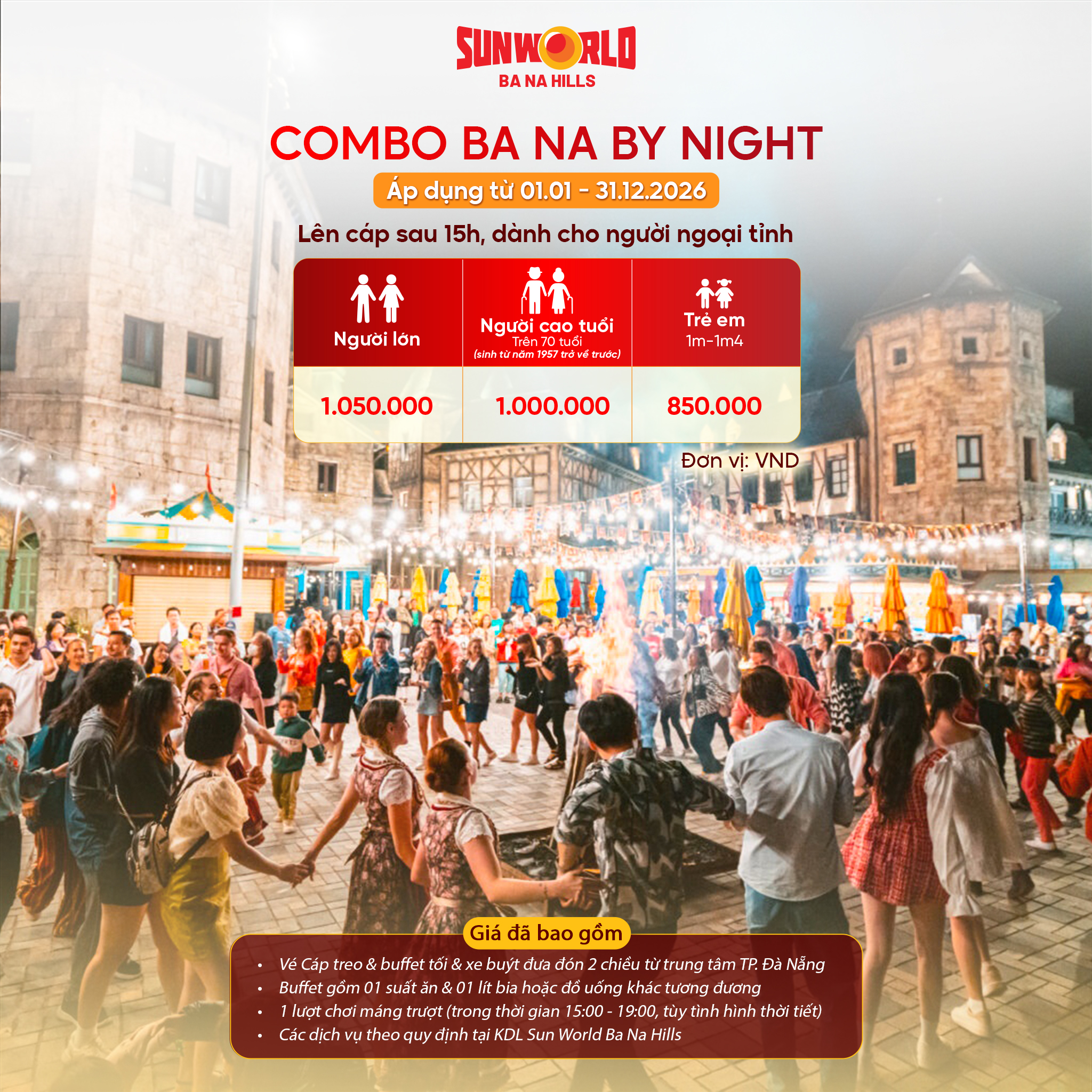 Hình ảnh có nền là một khu phố sôi động vào ban đêm, với ánh đèn sáng rực rỡ. Nhiều người đang đi lại, tạo nên không khí nhộn nhịp. Ở trung tâm, một bảng thông báo lớn ghi rõ thông tin về combo "BA NA BY NIGHT" của Sunworld Ba Na Hills, với các mức giá cho từng đối tượng: người lớn, người cao tuổi và trẻ em. Thời gian áp dụng từ 01.01 đến 31.12.2026. Combo Bà Nà By Night tại Sunworld Bà Nà Hills, giá ưu đãi cho người lớn, trẻ em và người cao tuổi.