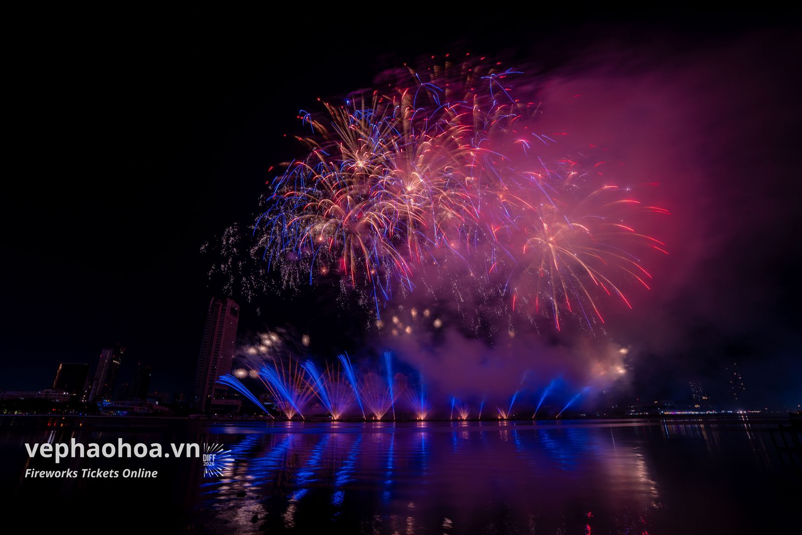Pháo hoa rực rỡ tại Đà Nẵng, chiếu sáng bầu trời đêm bên sông.