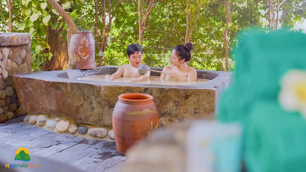 Tắm bùn nóng tại Núi Thần Tài