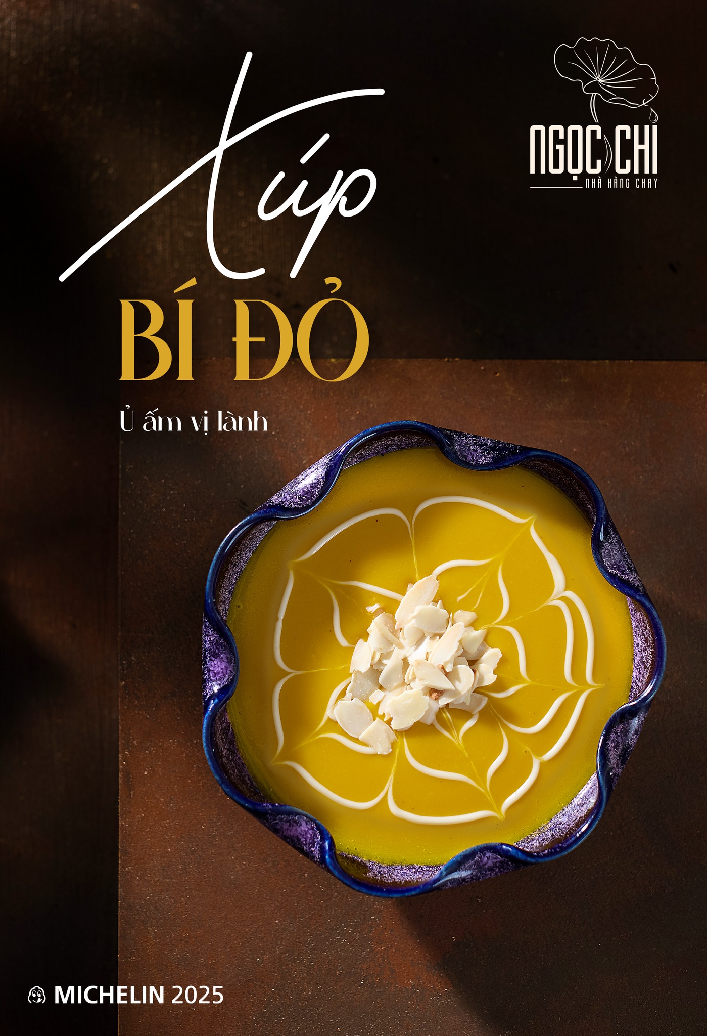 Hình ảnh trình bày một tô súp bí đỏ với màu vàng sáng nổi bật, được trang trí bằng những lát dừa và đặt trong một chiếc bát có viền màu tím. Phía trên tô súp, có chữ "Xúp Bí Đỏ" được viết bằng phông chữ nghệ thuật, bên dưới là câu "Ấm ấm vị lạnh". Logo "Ngọc Chí" nằm ở phía trên cùng và có biểu tượng Michelin 2025 ở góc dưới bên trái. Ánh sáng mềm mại tạo cảm giác ấm áp, thu hút sự chú ý vào món ăn. Chén súp bí đỏ Ngọc Chi, món ăn ấm áp với hương vị đặc trưng, Michelin 2025.