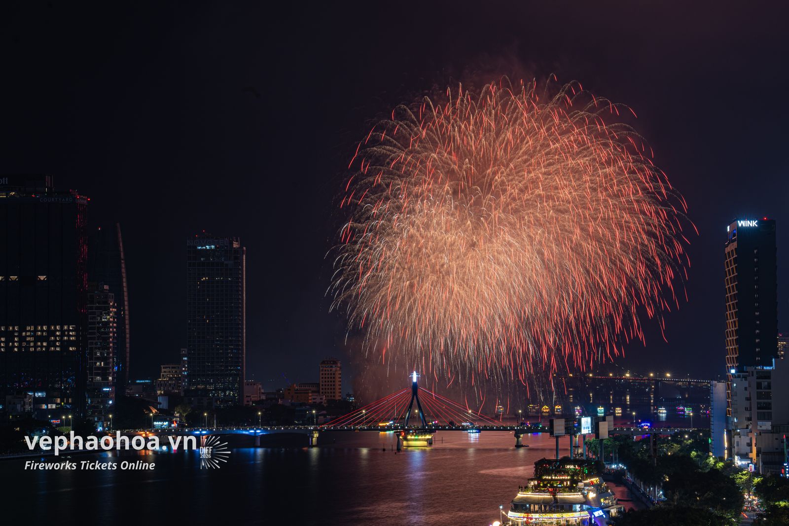 Pháo hoa rực rỡ trên sông Hàn, Đà Nẵng, với cầu Rồng và skyline thành phố.
