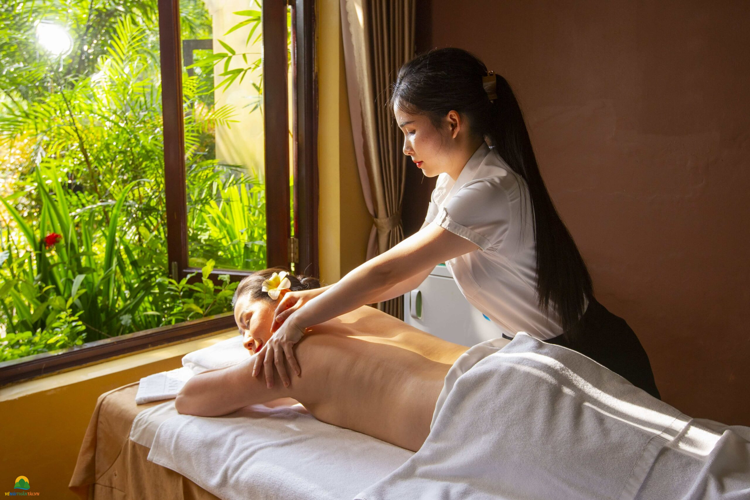 Khách hàng thư giãn trong dịch vụ massage tại Núi Thần Tài Đà Nẵng, tận hưởng không gian yên bình và tiện nghi