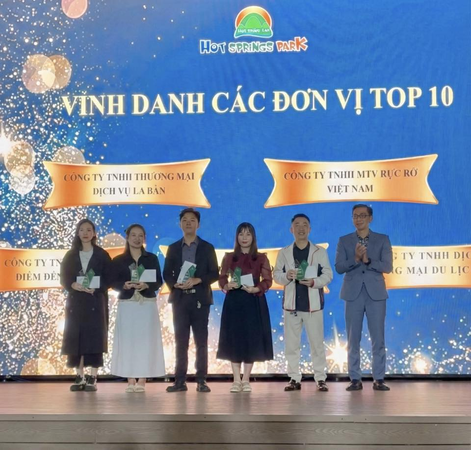 The award ceremony for the Top 10 units at Hot Springs Park, Da Nang.