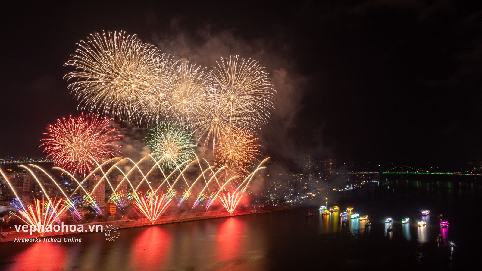 Màn pháo hoa rực rỡ tại Đà Nẵng, tạo nên không gian lung linh bên sông.