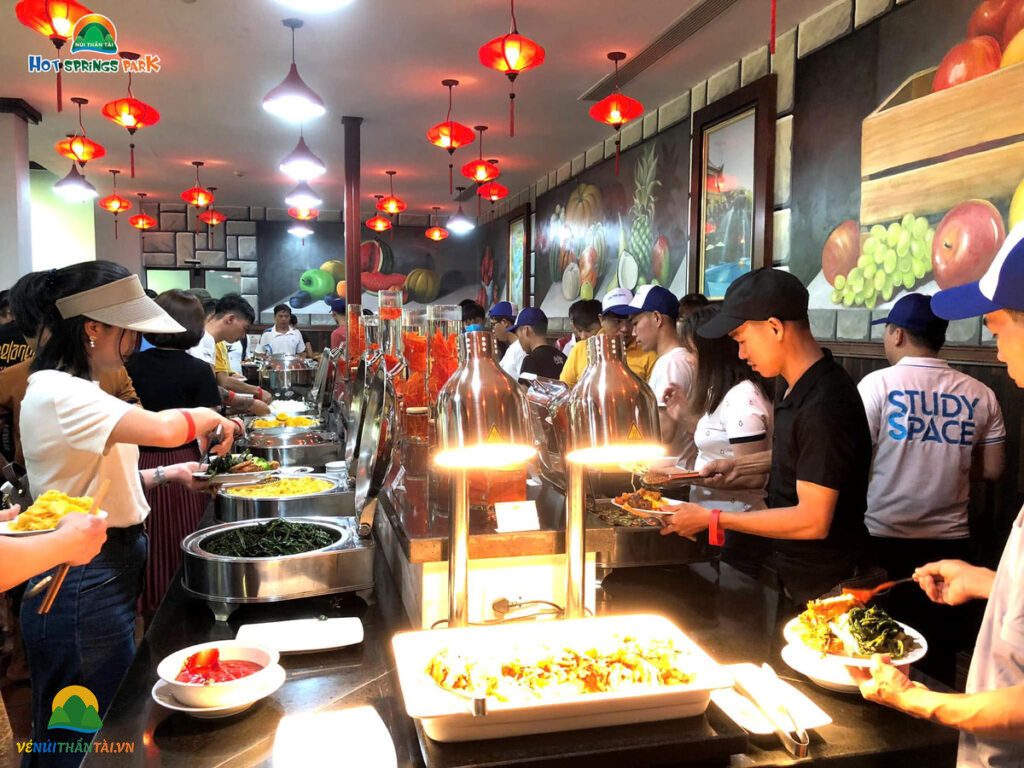 Không gian nhà hàng Rồng Đỏ tại Núi Thần Tài, nơi khách hàng chọn món ăn từ buffet với nhiều lựa chọn đa dạng.