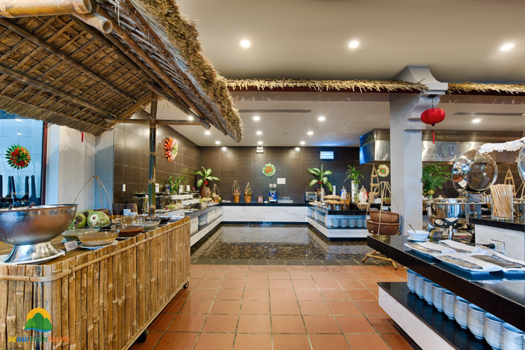 Quầy buffet tại nhà hàng Rồng Đỏ ở Núi Thần Tài, với các món ăn được trình bày đẹp mắt và trang trí tinh tế.