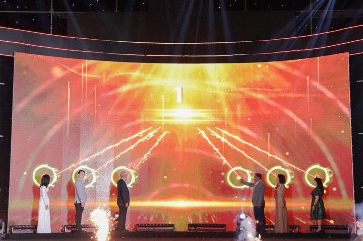 Các đại biểu thực hiện nghi thức công bố chương trình kích cầu du lịch Đà Nẵng 2026