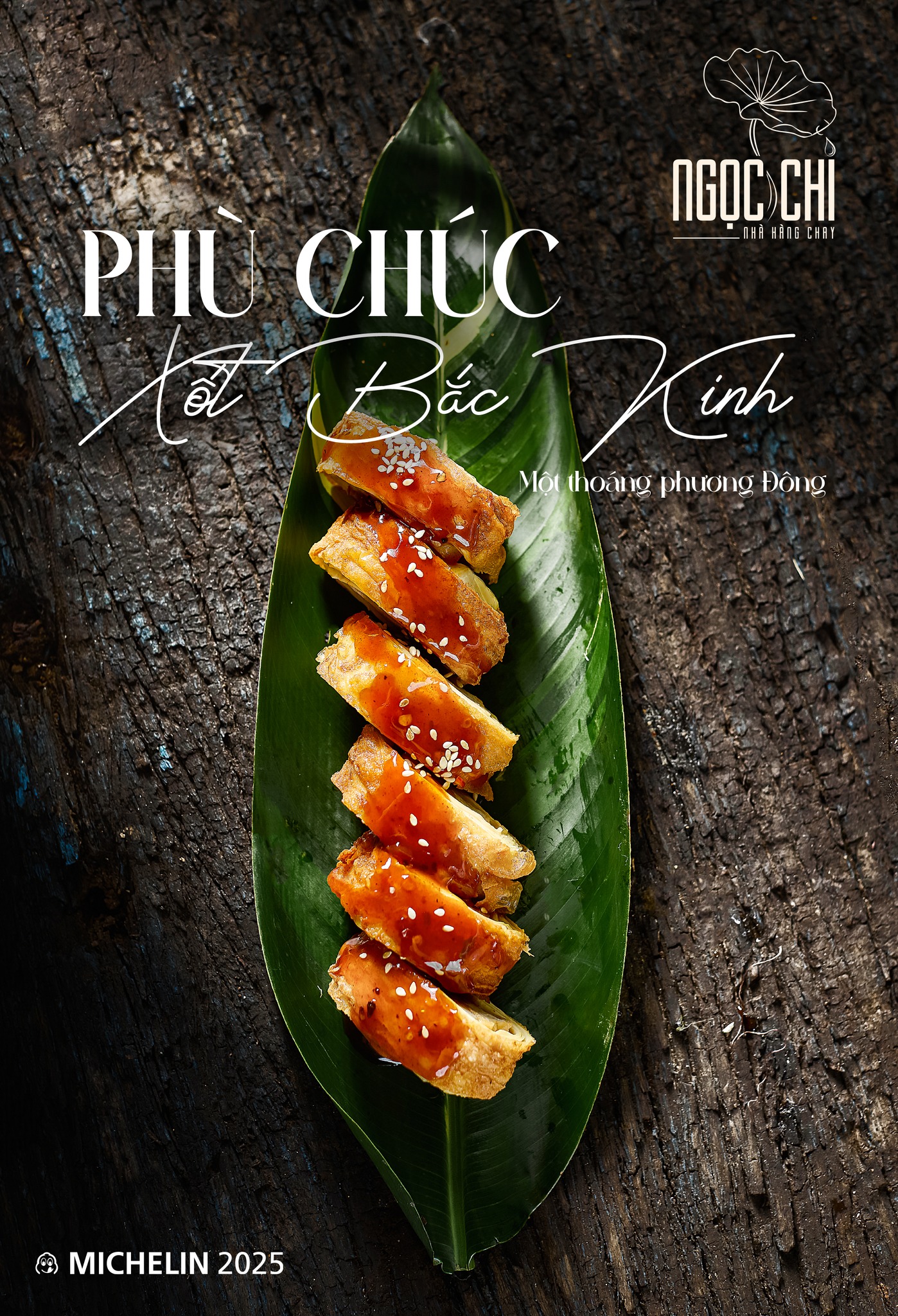 Hình ảnh nổi bật với món ăn được trình bày nghệ thuật trên lá chuối xanh tươi. Các miếng xôi bánh được xếp thẳng hàng, rắc hạt mè trắng lấp lánh. Phía trên có chữ "PHỦ CHÚC" và "NGỌC CHI" với phong cách chữ sang trọng, cùng logo Michelin 2025 ở góc dưới. Màu sắc tươi sáng và hài hòa tạo cảm giác hấp dẫn. Món xốt Bắc Kinh hấp dẫn, phục vụ tại Ngọc Chí, Đà Nẵng. Michelin 2025.