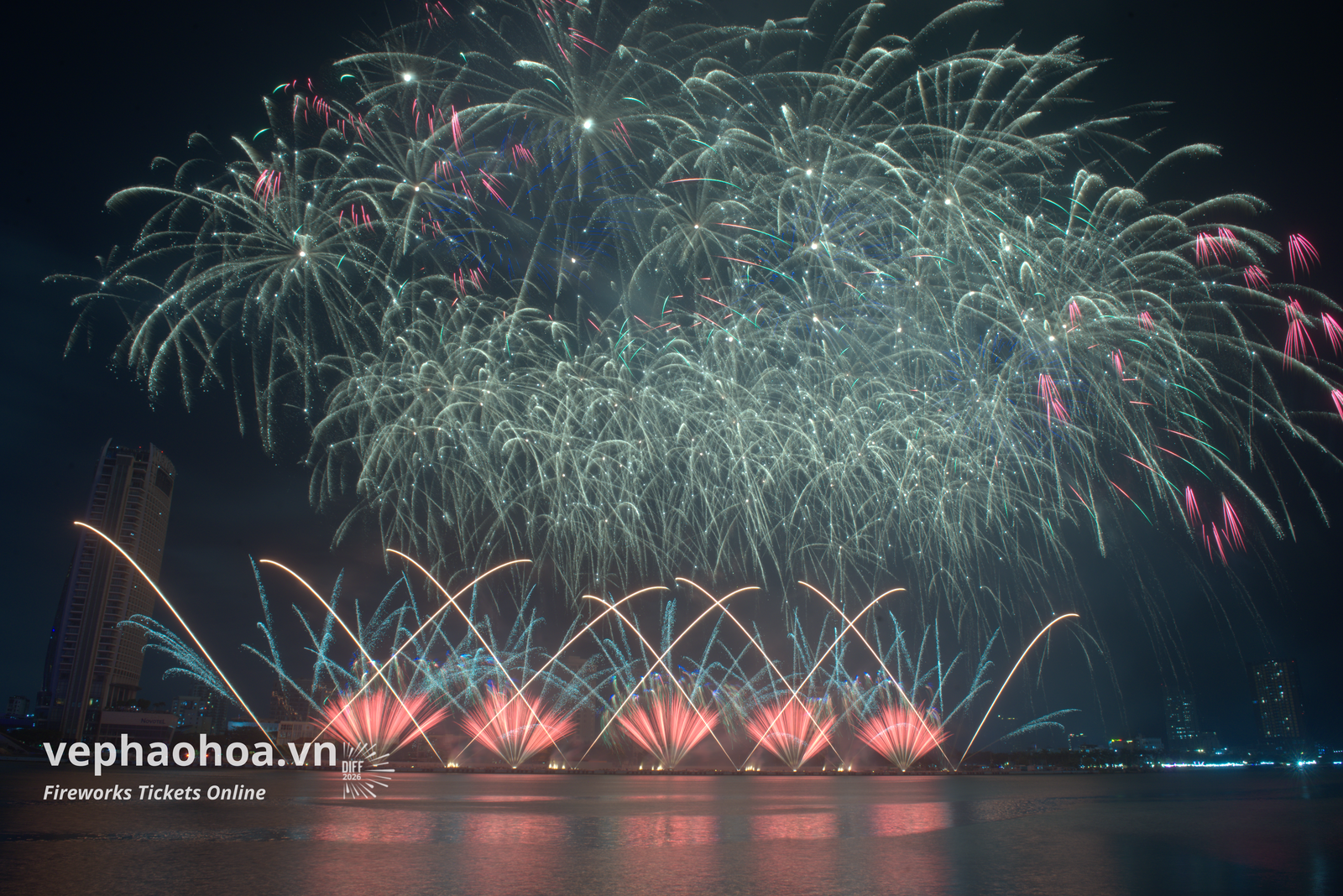 Pháo hoa của đội Anh rực rỡ tại Đà Nẵng, tỏa sáng trên bầu trời đêm.