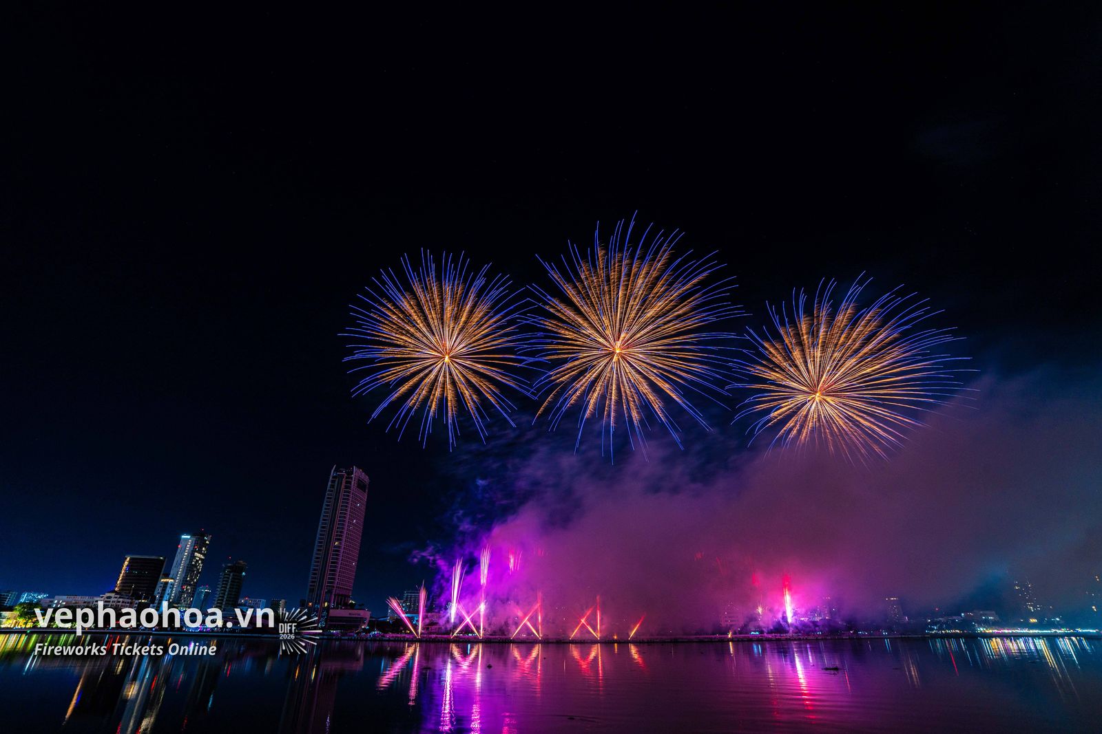 Pháo hoa rực rỡ trên sông Hàn, Đà Nẵng đêm lễ hội.