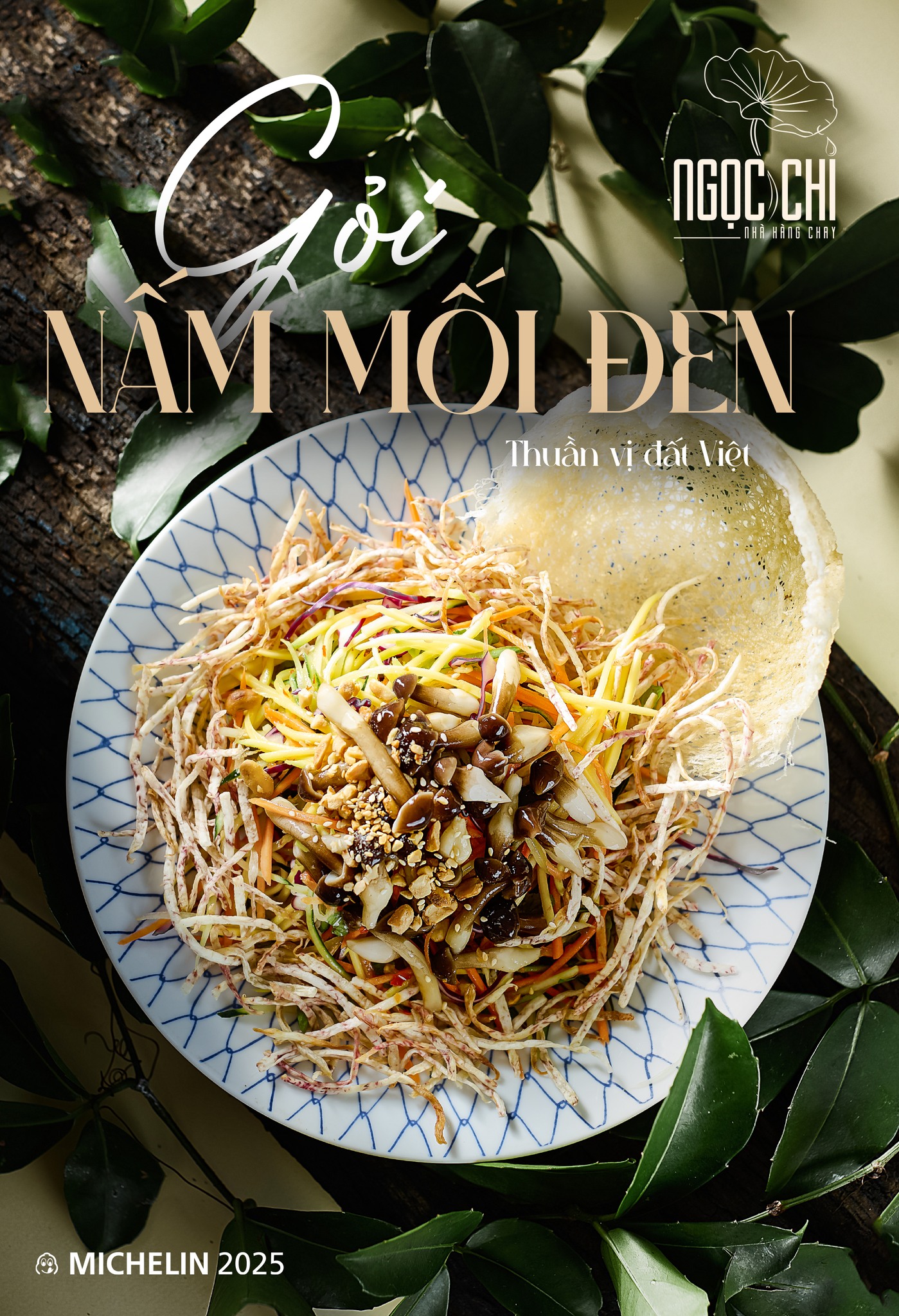 Món gỏi nấm mối đen được trình bày trong một đĩa trắng có họa tiết xanh, nổi bật với các nguyên liệu sống động. Sự kết hợp giữa rau củ tươi, nấm mối đen, và lạc rang tạo nên màu sắc hấp dẫn. Phía trên có chút hành phi và đậu phộng, thêm chút giòn giòn từ bánh tráng. Phông nền là những chiếc lá xanh mướt và một khúc gỗ tự nhiên, tạo cảm giác gần gũi với thiên nhiên. Ở góc trên là chữ "Ngọc Chí" cùng biểu tượng Michelin 2025. Món gỏi nấm mối đen tại Ngọc Chi, Đà Nẵng, mang hương vị truyền thống Việt Nam.