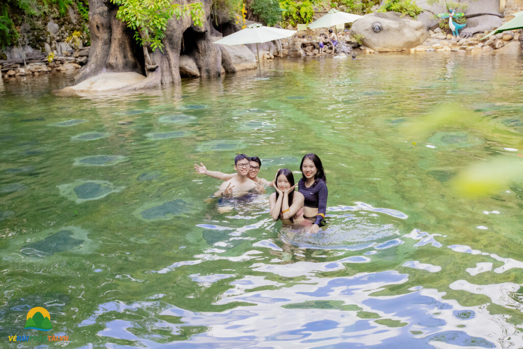 Hồ khoáng nóng tại Huyệt Long Hồ Núi Thần Tài.