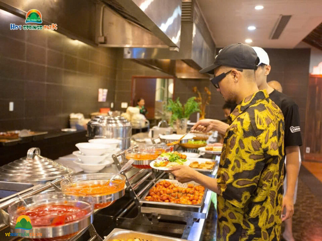 Khách hàng tại nhà hàng Rồng Đỏ ở Núi Thần Tài đang chọn món ăn trong không gian buffet phong phú và hiện đại.