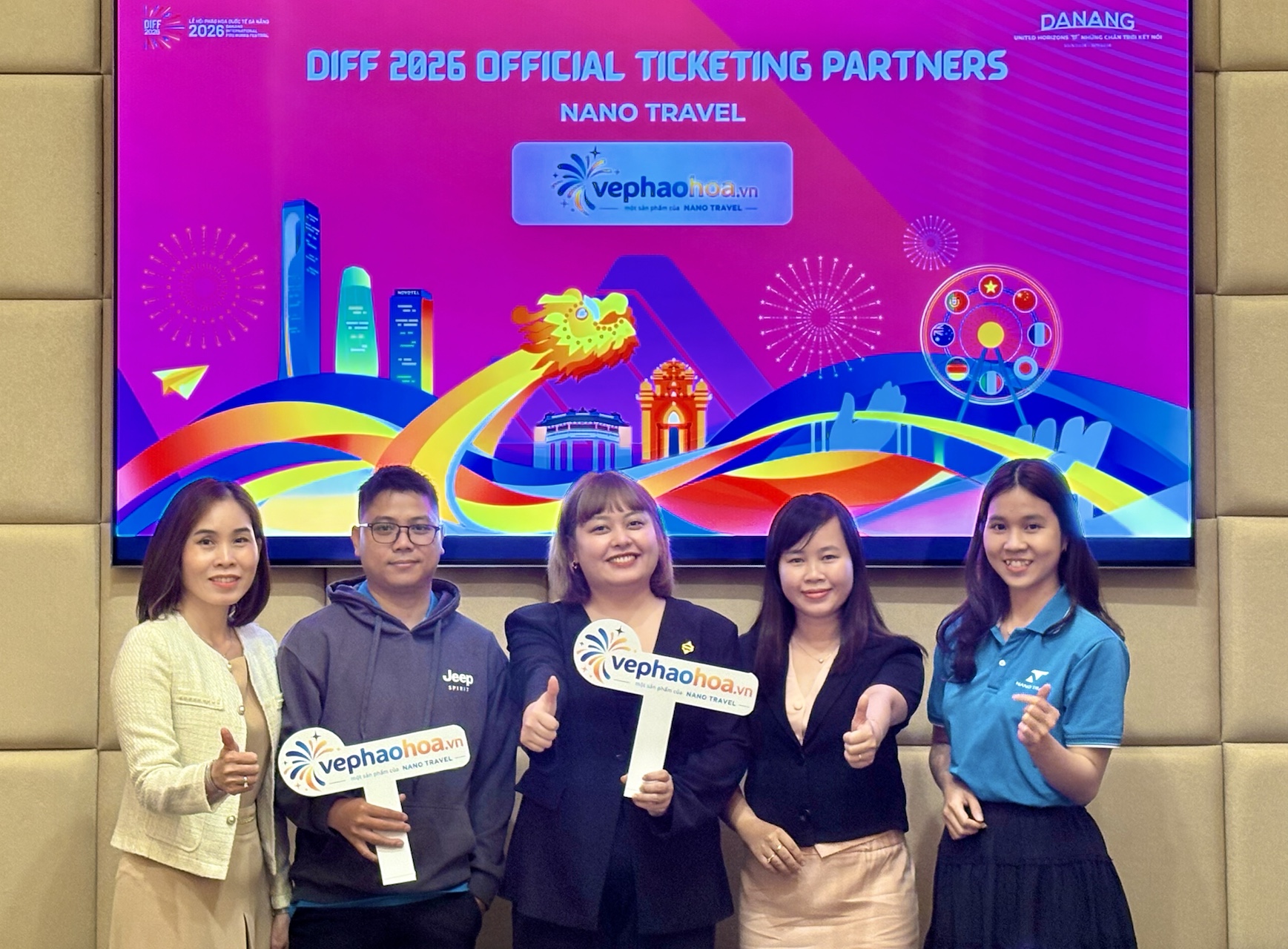 Đối tác bán vé chính thức DIFF 2026, Nano Travel, cùng đội ngũ chụp ảnh.