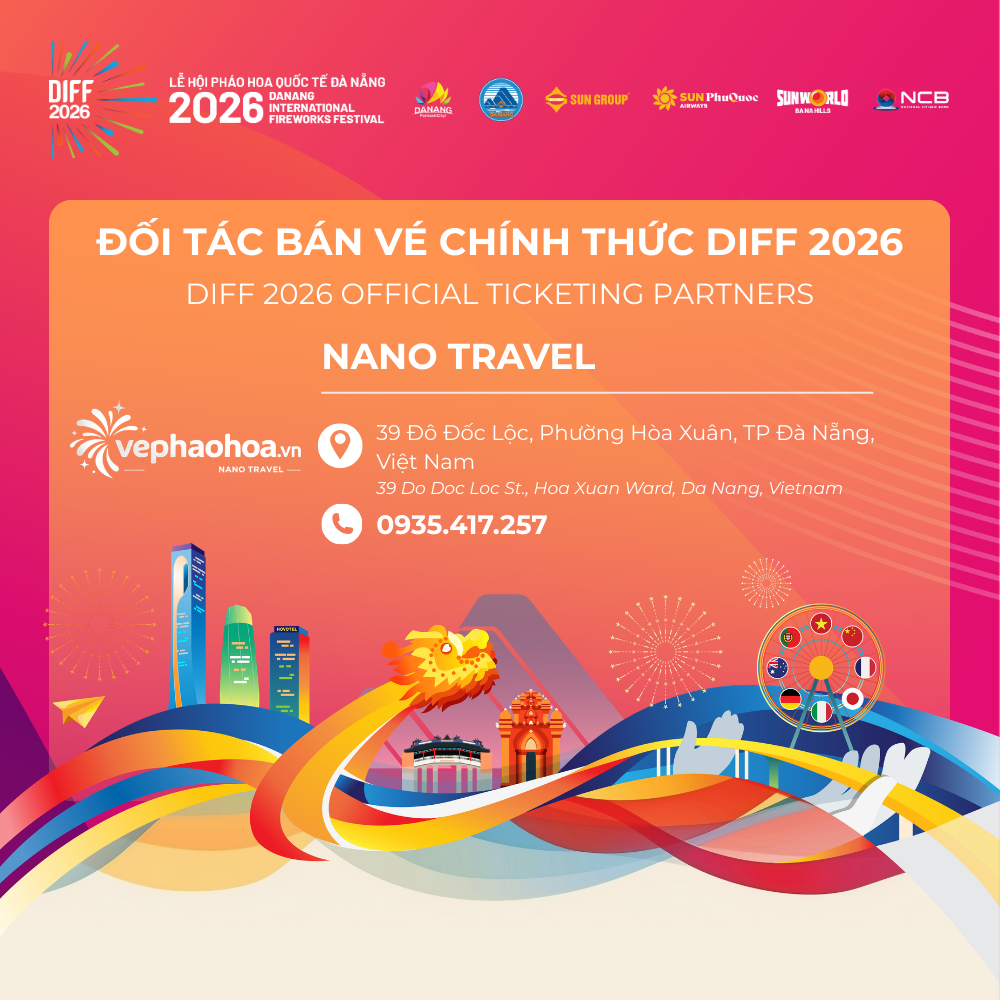 Hình ảnh có nền màu cam nhạt với các họa tiết sóng nước. Ở giữa là tiêu đề "ĐỐI TÁC BÁN VÉ CHÍNH THỨC DIFF 2026" nổi bật. Dưới tiêu đề là logo của Nano Travel và thông tin địa chỉ: "39 Đô Lương, Phường Hòa Xuân, TP Đà Nẵng, Việt Nam". Số điện thoại liên hệ là "0935.417.257". Ở góc dưới có các biểu tượng đối tác khác, tạo nên sự đa dạng và chuyên nghiệp. Đối tác bán vé chính thức DIFF 2026 - Nano Travel tại Đà Nẵng.