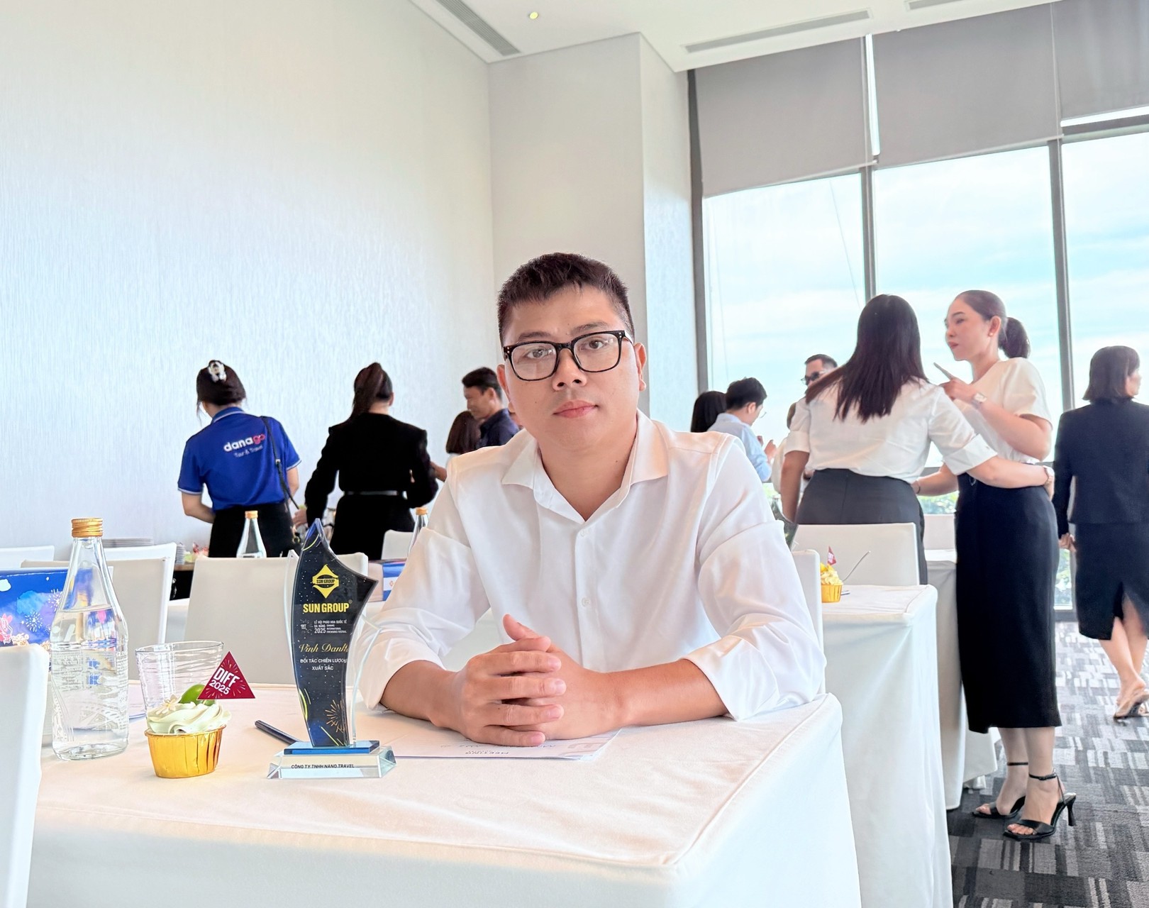 CEO của vephaohoa.vn nhận cúp vinh danh DIFF 2025