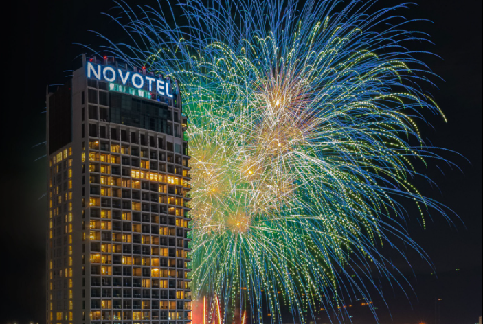 노보텔 다낭 옆의 화려한 불꽃놀이.