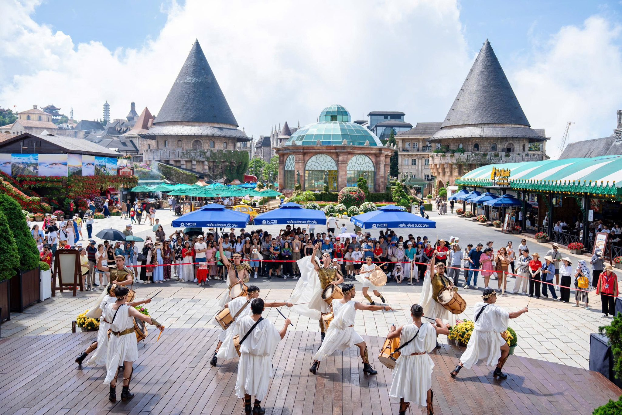 Màn biểu diễn văn hóa truyền thống tại Bà Nà Hills thu hút đông đảo du khách tham gia. Màn biểu diễn văn hóa tại Bà Nà Hills, Đà Nẵng.