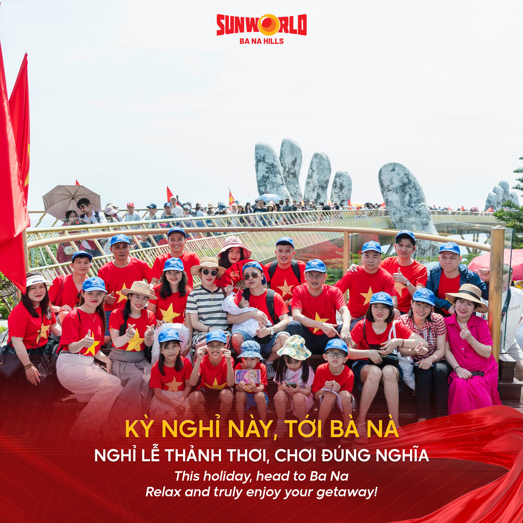 Nhóm du khách vui vẻ chụp ảnh tại Bà Nà Hills, Đà Nẵng, với cờ tổ quốc và khung cảnh núi non tuyệt đẹp phía sa