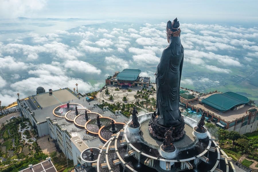 Tượng Phật Bà trên núi Bà Đen, cảnh quan tuyệt đẹp trên mây.