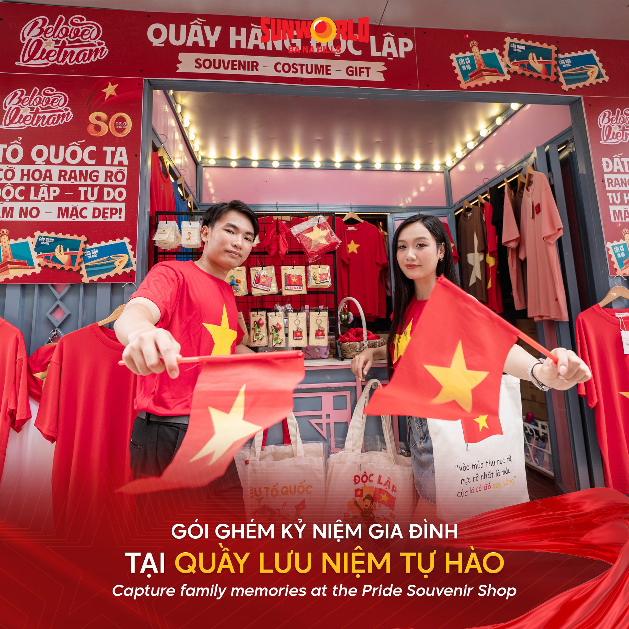 Hai người trẻ tuổi đứng trước quầy lưu niệm tại Bà Nà Hills, Đà Nẵng, cầm sản phẩm có hình cờ Việt Nam