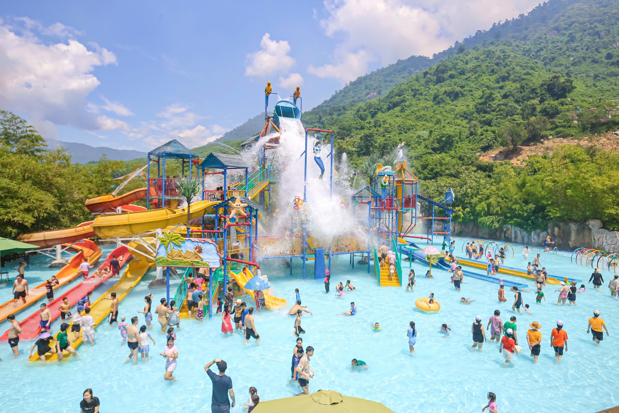 Công viên nước Núi Thần Tài với nhiều trò chơi dưới nước.