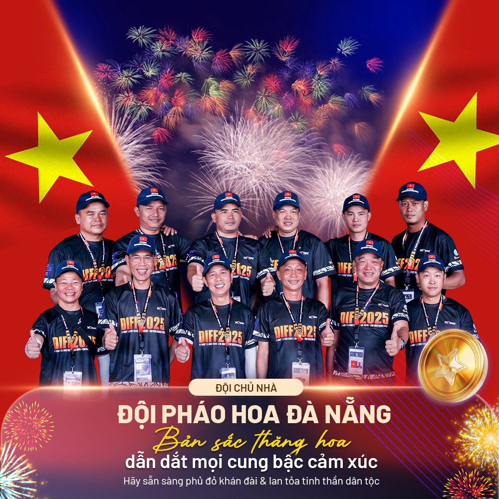 Đội Đà Nẵng tham gia lễ hội pháo hoa Đà Nẵng 2026, đứng trước nền cờ đỏ sao vàng, thể hiện tinh thần đoàn kết và niềm tự hào dân tộc. Các thành viên mặc áo đồng phục, tạo dáng vui vẻ, mang đến không khí phấn khởi của sự kiện.