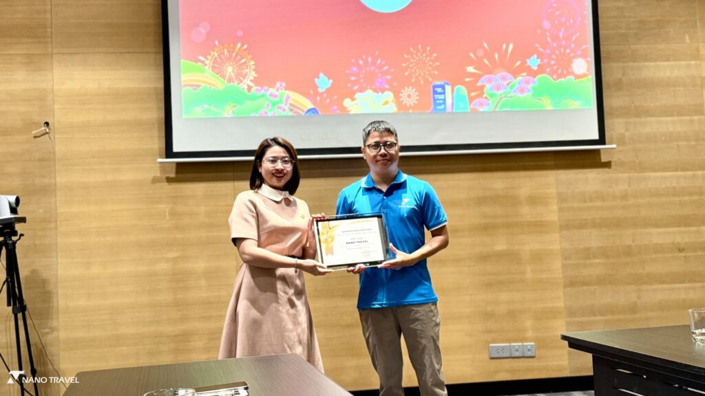 Đại diện của Nano Travel nhận chứng nhận đối tác phân phối vé chính thức DIFF 2025 từ Sun Group trong sự kiện diễn ra tại Đà Nẵng vào tháng 3 năm 2025