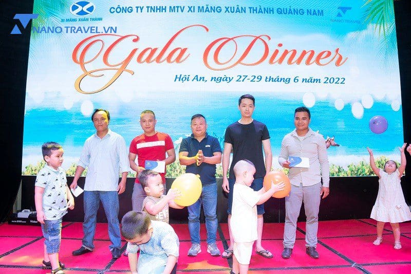 Đại diện Ban giám đốc lên trao quà cho người chiến thắng