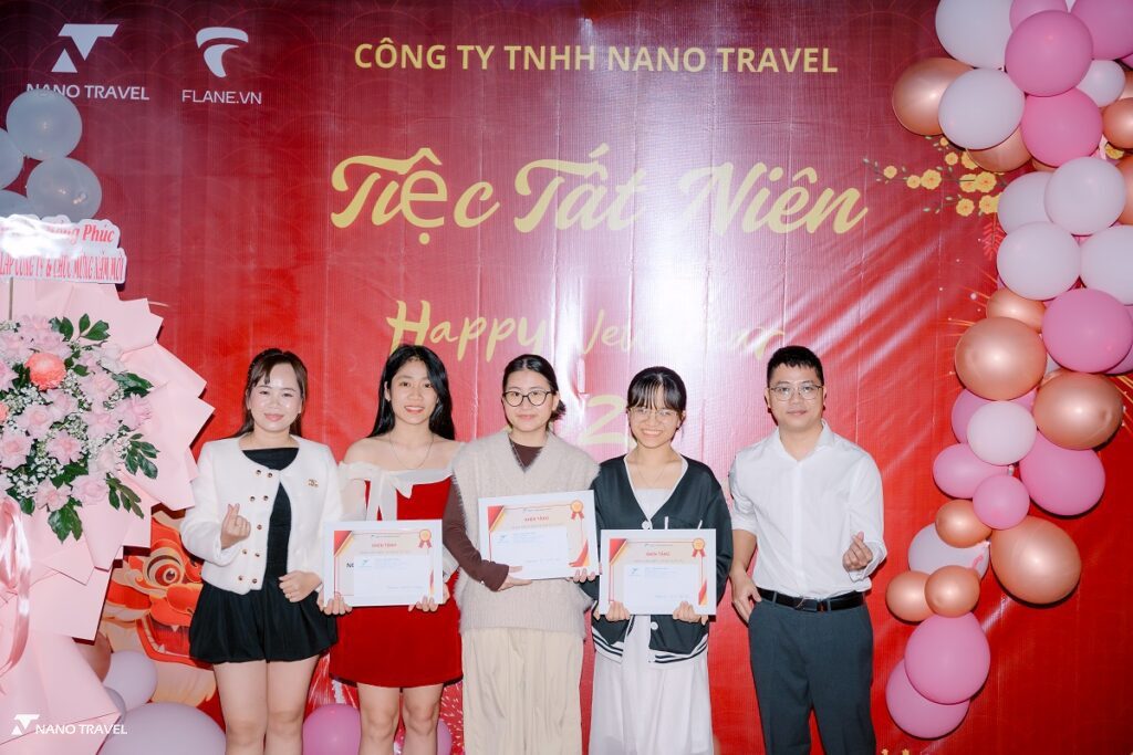 Ban Lãnh đạo trao giấy khen cho nhân viên xuất sắc