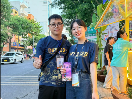 Nhân viên vephaohoa.vn hỗ trợ khách hàng khu vực khán đài.
