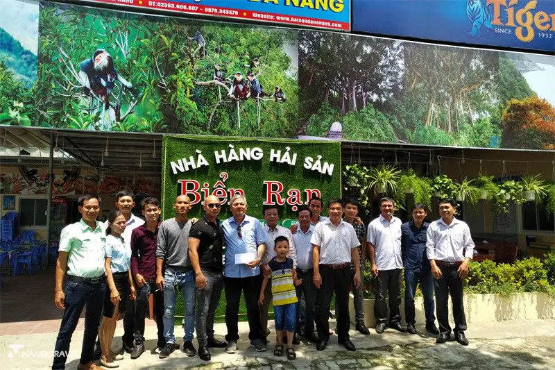 Khách đoàn thưởng thức ẩm thực tại nhà hàng Biển Trạng Đà Nẵng