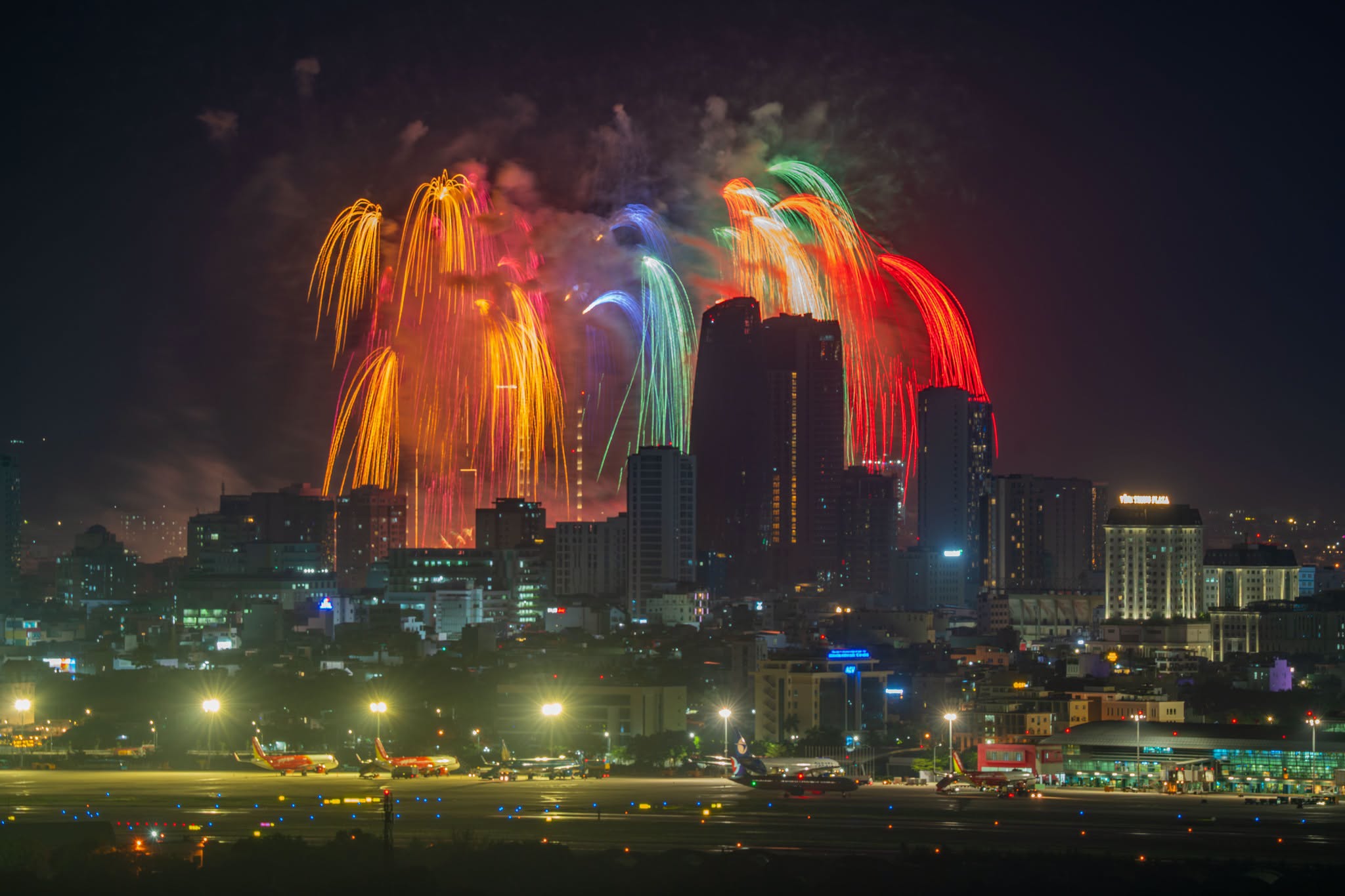 727757562_1062071403174262_3497257974398981885_n.jpg Màn trình diễn pháo hoa rực rỡ tại DIFF 2026 ở Macao, Trung Quốc, với những tia sáng màu sắc lung linh trên nền thành phố về đêm.