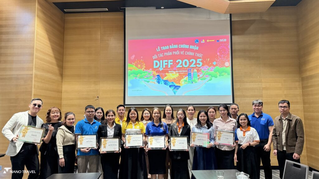 Lễ trao chứng nhận đối tác phân phối vé chính thức DIFF 2025 cho Nano Travel, với sự tham gia của các đại diện từ Sun Group và các đối tác khác.