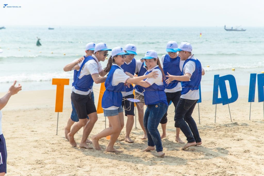 Tổ chức team building Đà Nẵng ở bãi biển Mỹ Khê