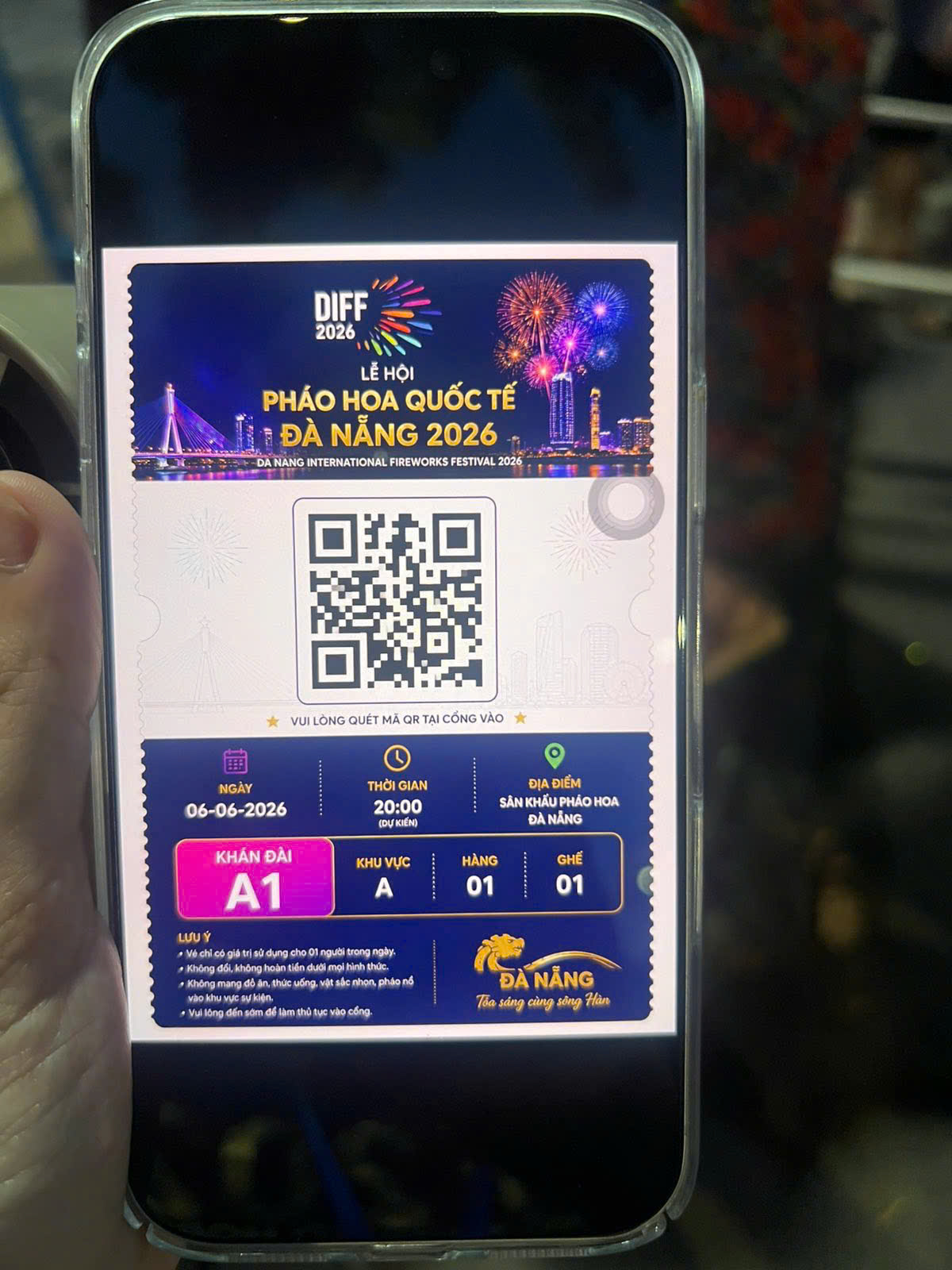 481f0d71-5227-4705-829d-ee8eaa066f97.jpg Cảnh báo về lừa đảo vé pháo hoa trong lễ hội, hiển thị vé điện tử cho lễ hội pháo hoa quốc tế Đà Nẵng 2026 với mã QR và thông tin sự kiện.