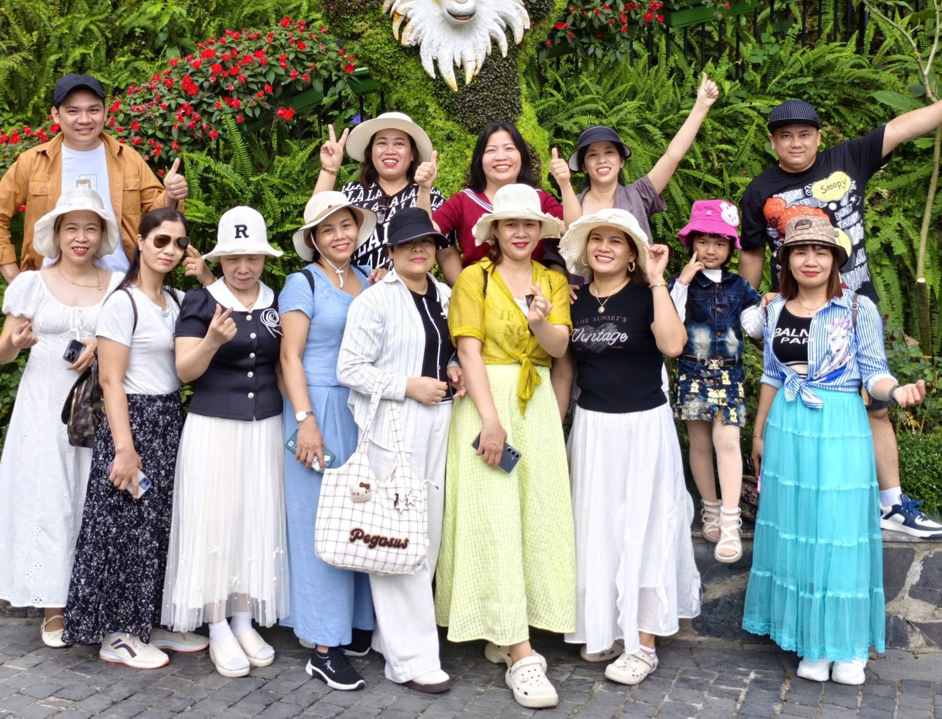 2aoboqdumxcp4amqpxmscurcxqvz97o12hk0mprg3.jpg Nhóm khách hàng vui vẻ chụp ảnh kỷ niệm tại vườn hoa, thể hiện năng lực tổ chức đoàn lớn của vebanahill.vn trong hành trình 400 khách Yuri ABC.