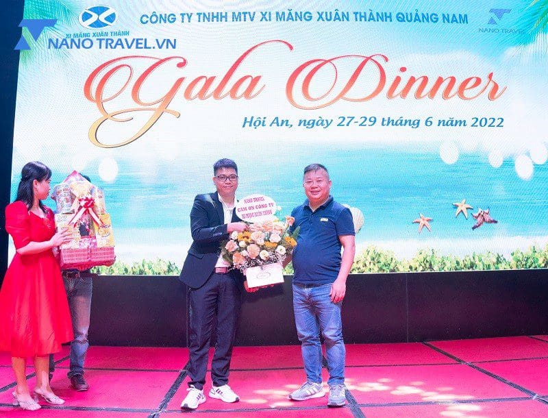 Giám Đốc Nano Travel trao hoa và quà