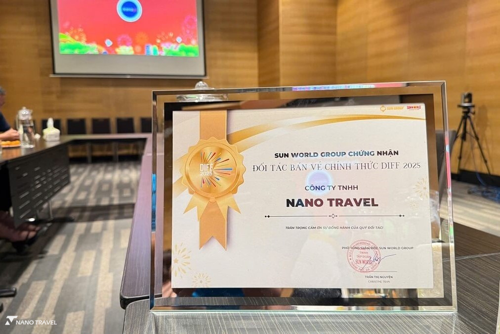 Chứng nhận đối tác phân phối vé chính thức DIFF 2025 được trao cho Nano Travel bởi Sun Group