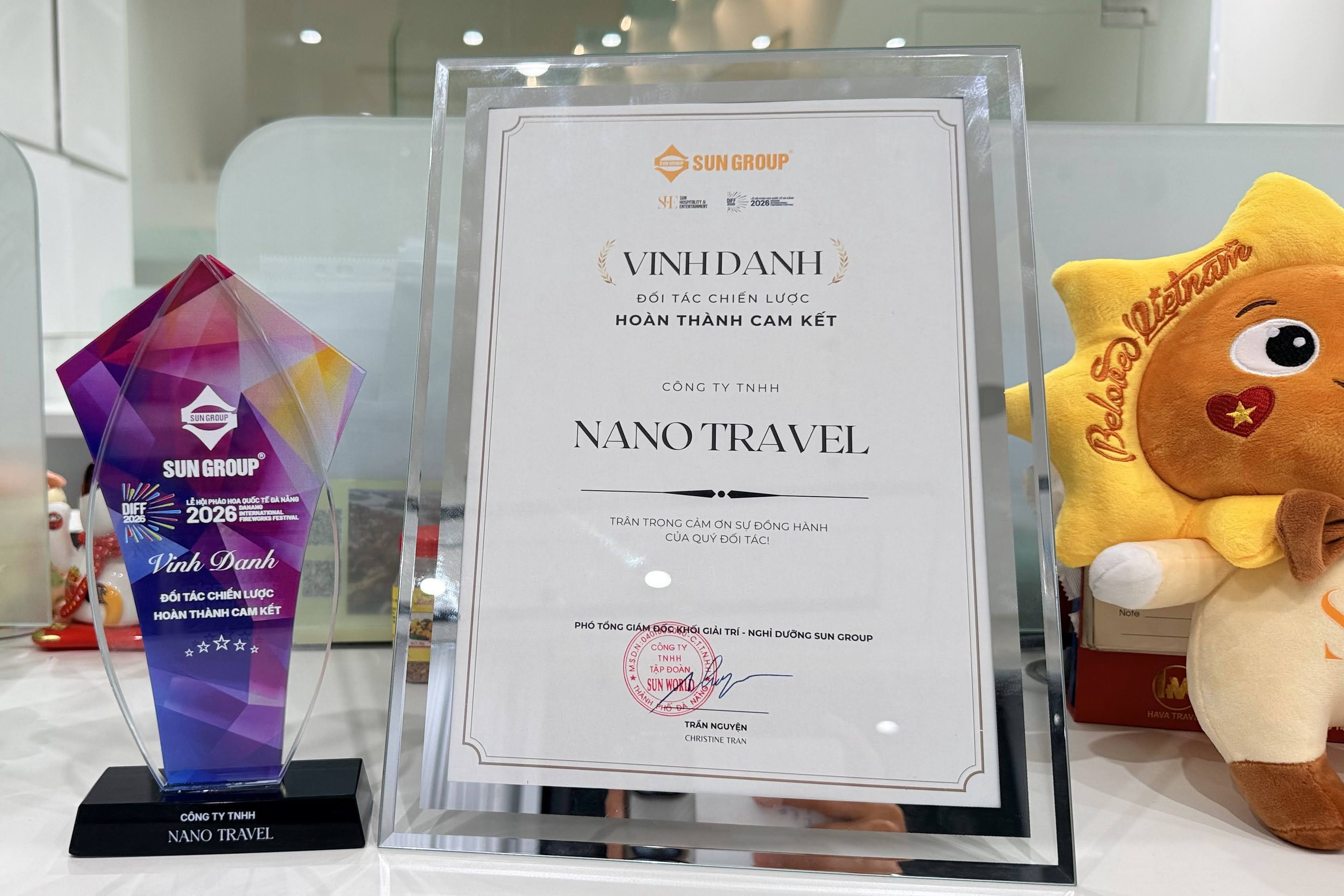 vinh_danh_diff_2026.jpg Giải thưởng vinh danh của Sun Group dành cho Nano Travel với nội dung hoàn thành cam kết DIFF 2026, bao gồm cúp và chứng nhận.