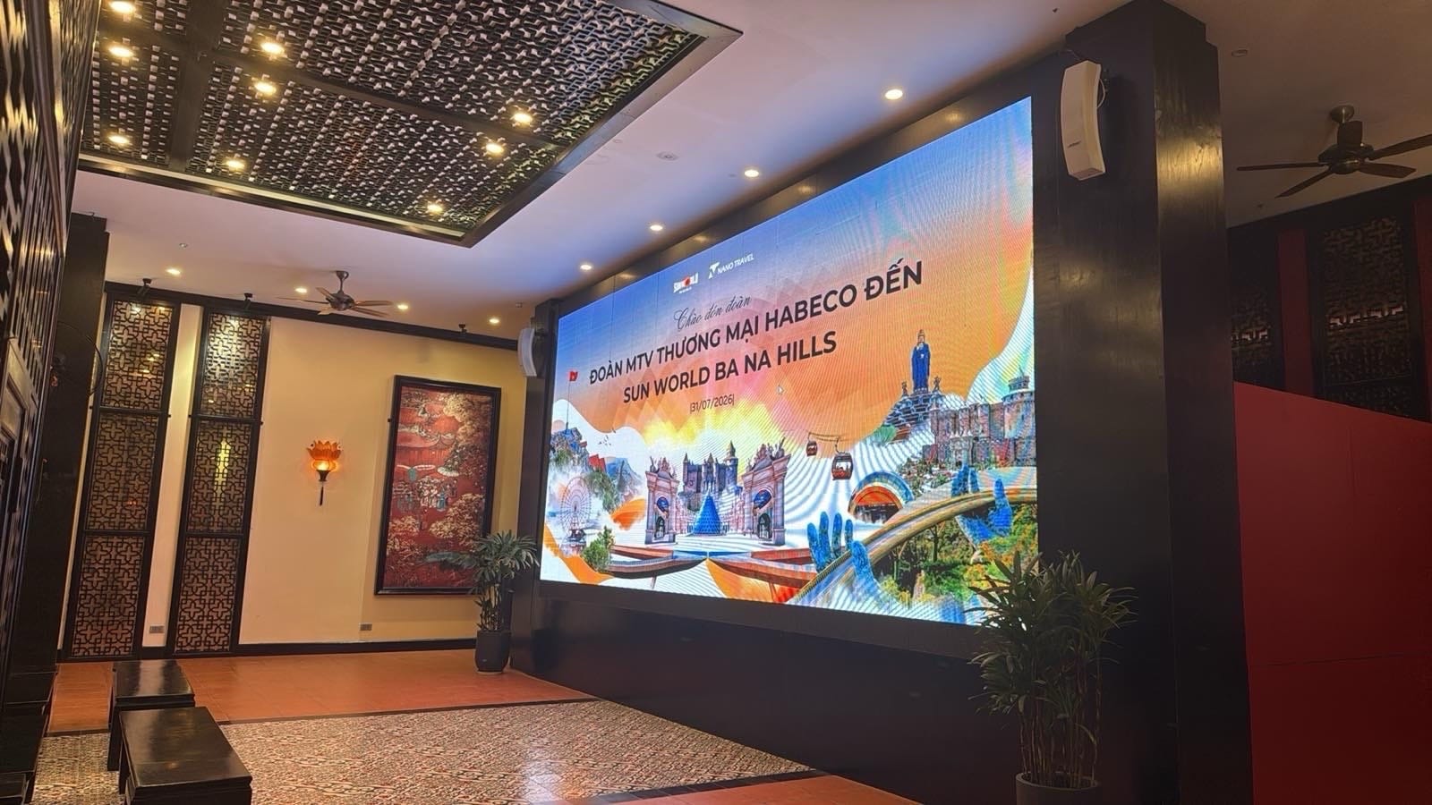 Sân khấu sự kiện đón đoàn Habeco đến Sun World Bà Nà Hills trong không gian hội trường sang trọng