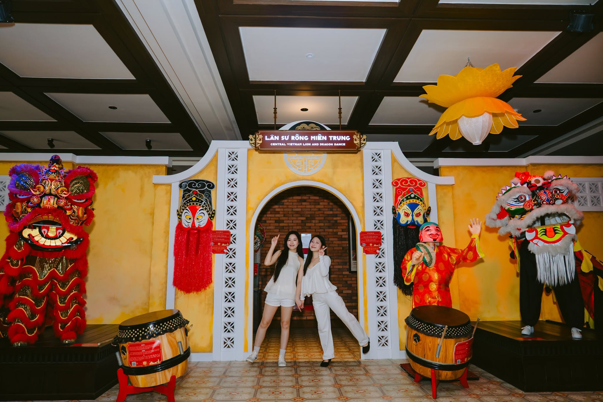 trung-thu-ba-na-hills.jpg Du khách check-in cùng lân sư rồng Trung Thu tại Bà Nà Hills