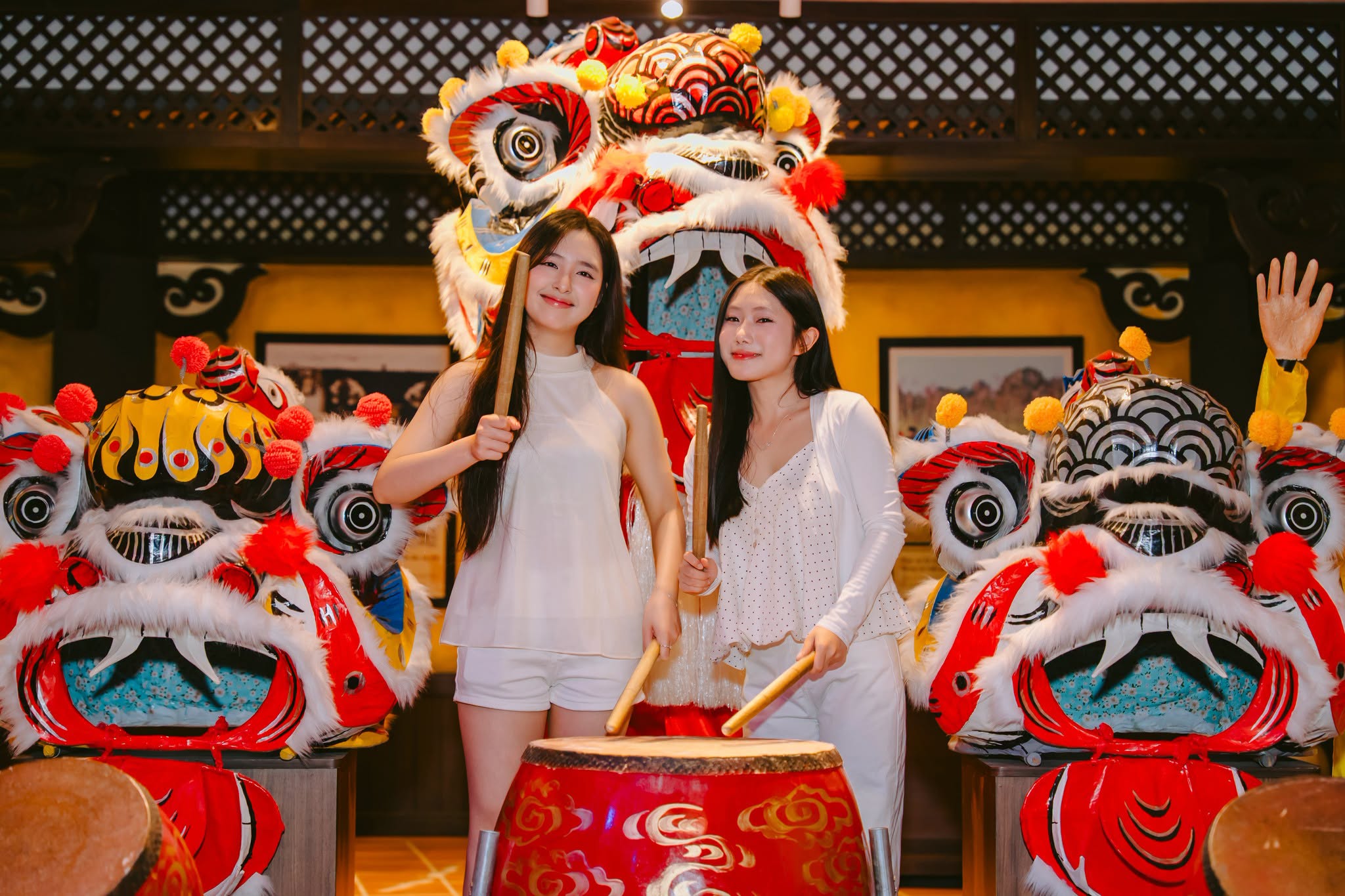 trung-thu-ba-na-hills-3.jpg Hai cô gái đánh trống bên dàn lân sư rồng rực rỡ dịp Trung Thu tại Bà Nà Hills