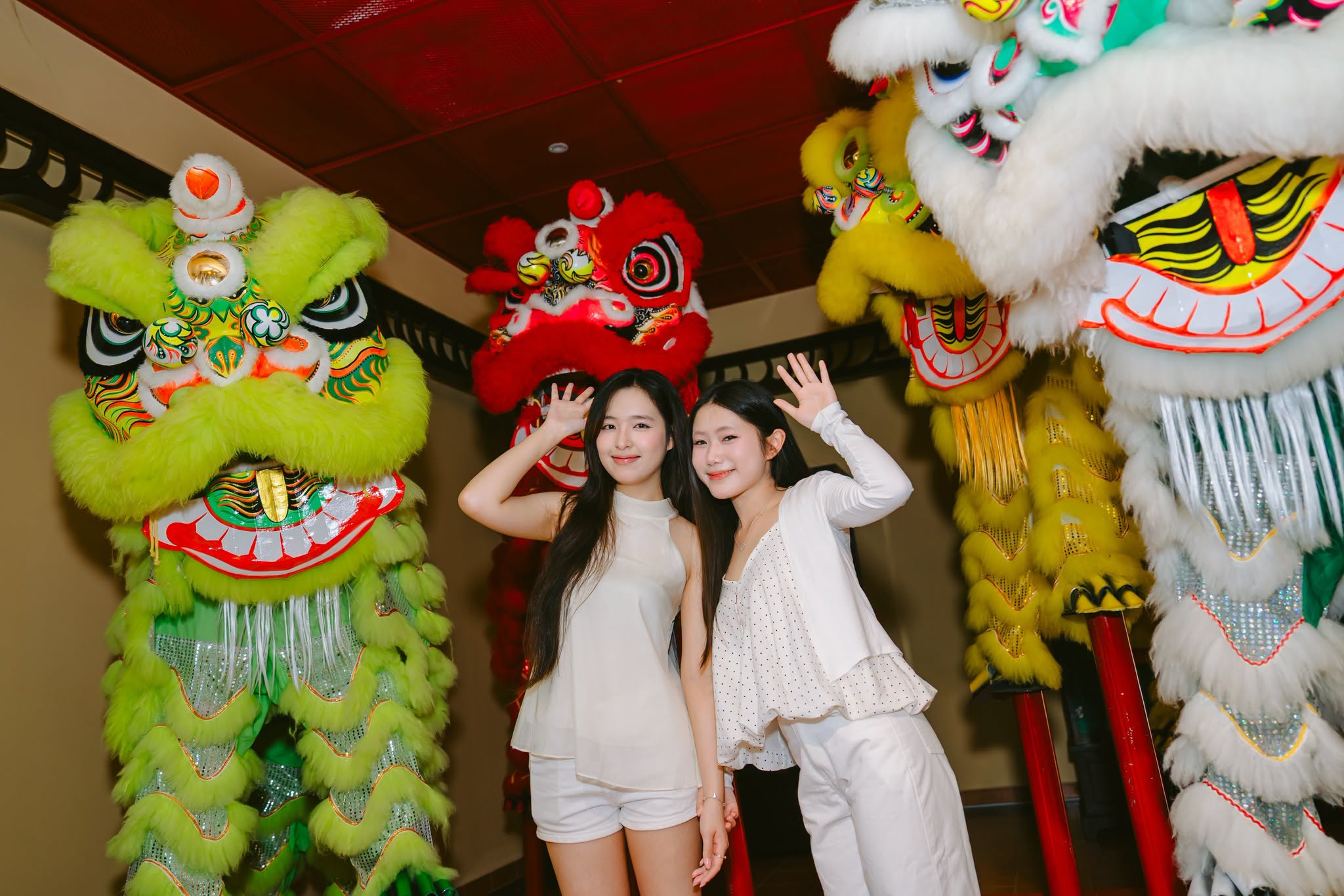 trung-thu-ba-na-hills-2.jpg Hai cô gái tạo dáng bên các đầu lân sư rồng rực rỡ trong lễ Trung Thu ở Bà Nà Hills